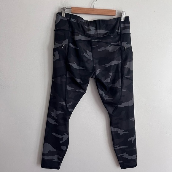 Athleta Camo Contender 7/8 Tight Leggings
Camouflage Yoga Pants Black L - Picture 3 of 10